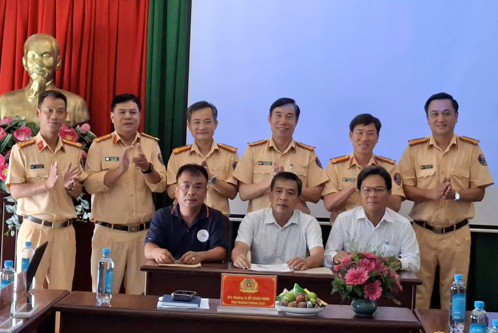 chu-doanh-nghiep-tien-hanh-ky-cam-ket-duoi-su-chung-kien-cua-luc-luong-csgt-6147.jpg