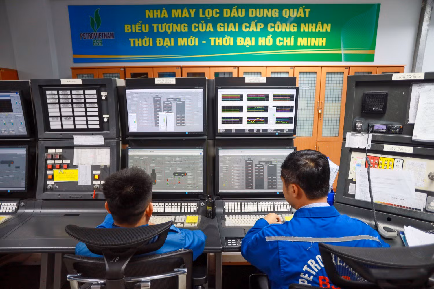 Nhân sự làm việc tại Phòng Điều khiển Trung tâm của NMLD Dung Quất do BSR quản lý, vận hành.