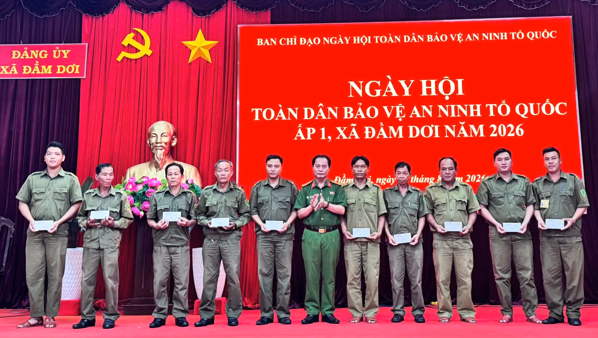 Đại tá Bùi Xuân Khởi, Phó Giám đốc Công an Cà mau tặng quà lực lượng ANTT ở cơ sở tại Ngày hội toàn dân bảo vệ ANTQ xã Đầm Dơi.