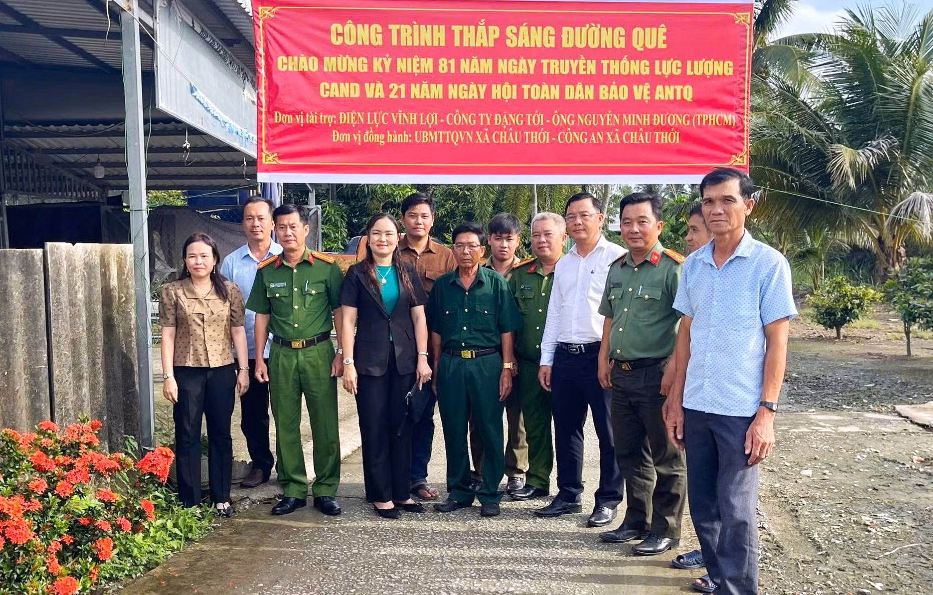Công an xã Châu Thới phối hợp khánh thành công trình thắp sáng đường quê chào mừng kỷ niệm 21 năm Ngày hội toàn dân bảo vệ ANTQ.