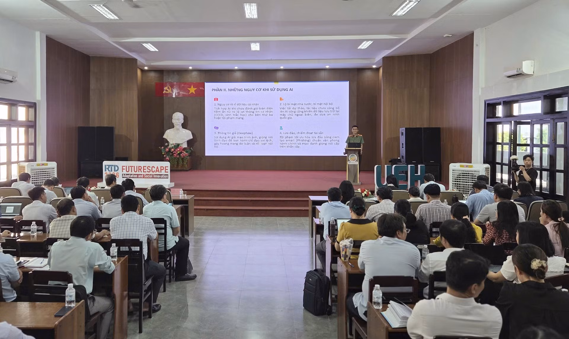 Đại diện Công an tỉnh Vĩnh Long trình bày tham luận "Hướng dẫn nhận diện các nguy cơ về an toàn, an ninh thông tin khi sử dụng trí tuệ nhân tạo và đề xuất giải pháp bảo vệ dữ liệu thuộc phạm vi quản lý của cơ quan nhà nước".