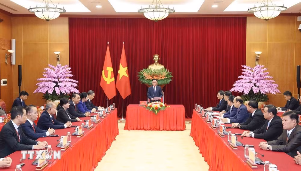 ttxvn-thuong-truc-ban-bi-thu-tiep-doan-can-bo-cap-cao-dang-nhan-dan-cach-mang-lao.jpg
