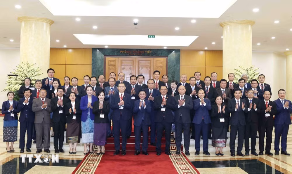 Thường trực Ban Bí thư Trần Cẩm Tú và Đoàn cán bộ cấp cao Đảng Nhân dân Cách mạng Lào. (Ảnh: Phương Hoa/TTXVN)