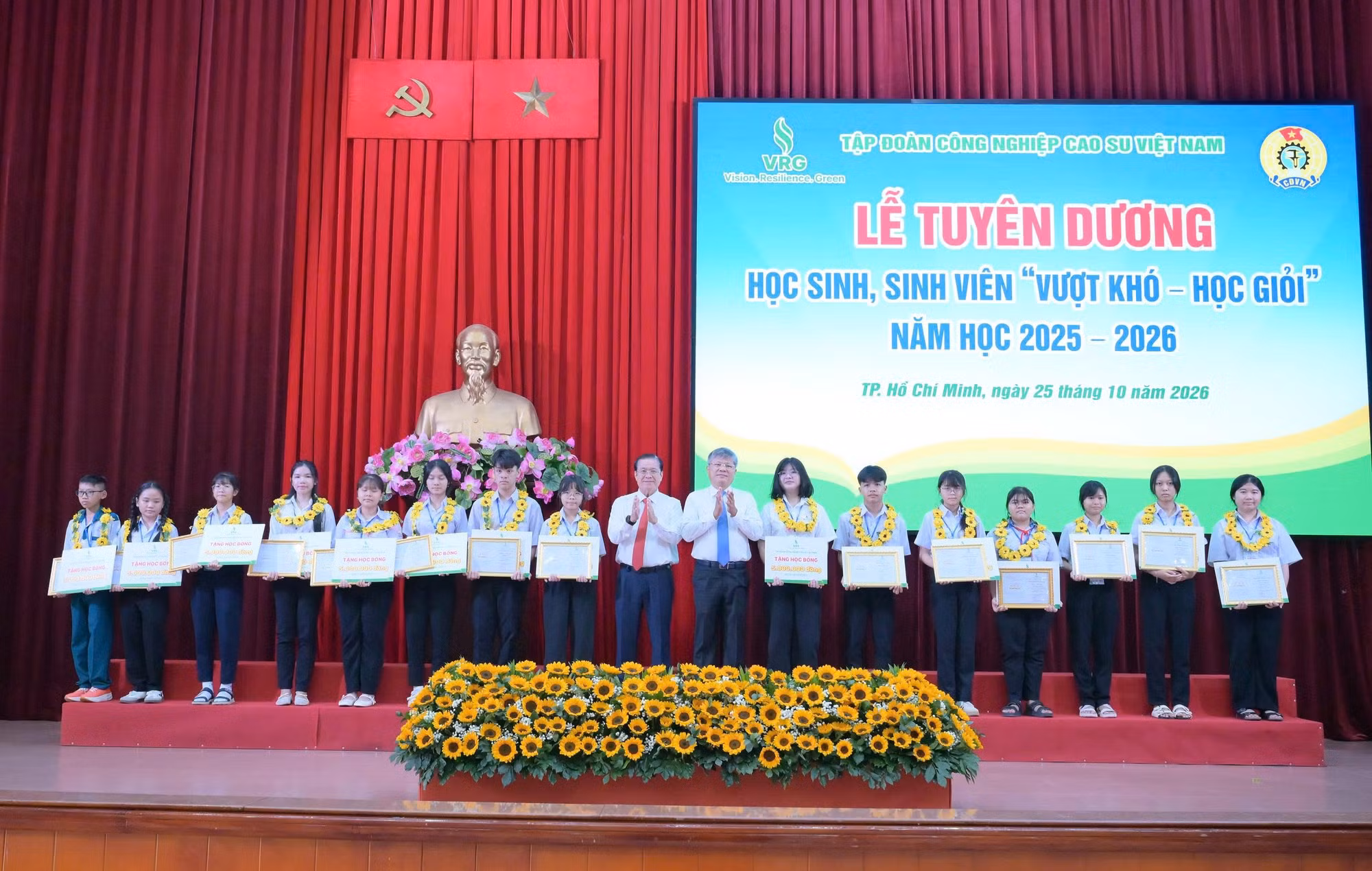 Những học sinh, sinh viên vượt khó được VRG tuyên dương.
