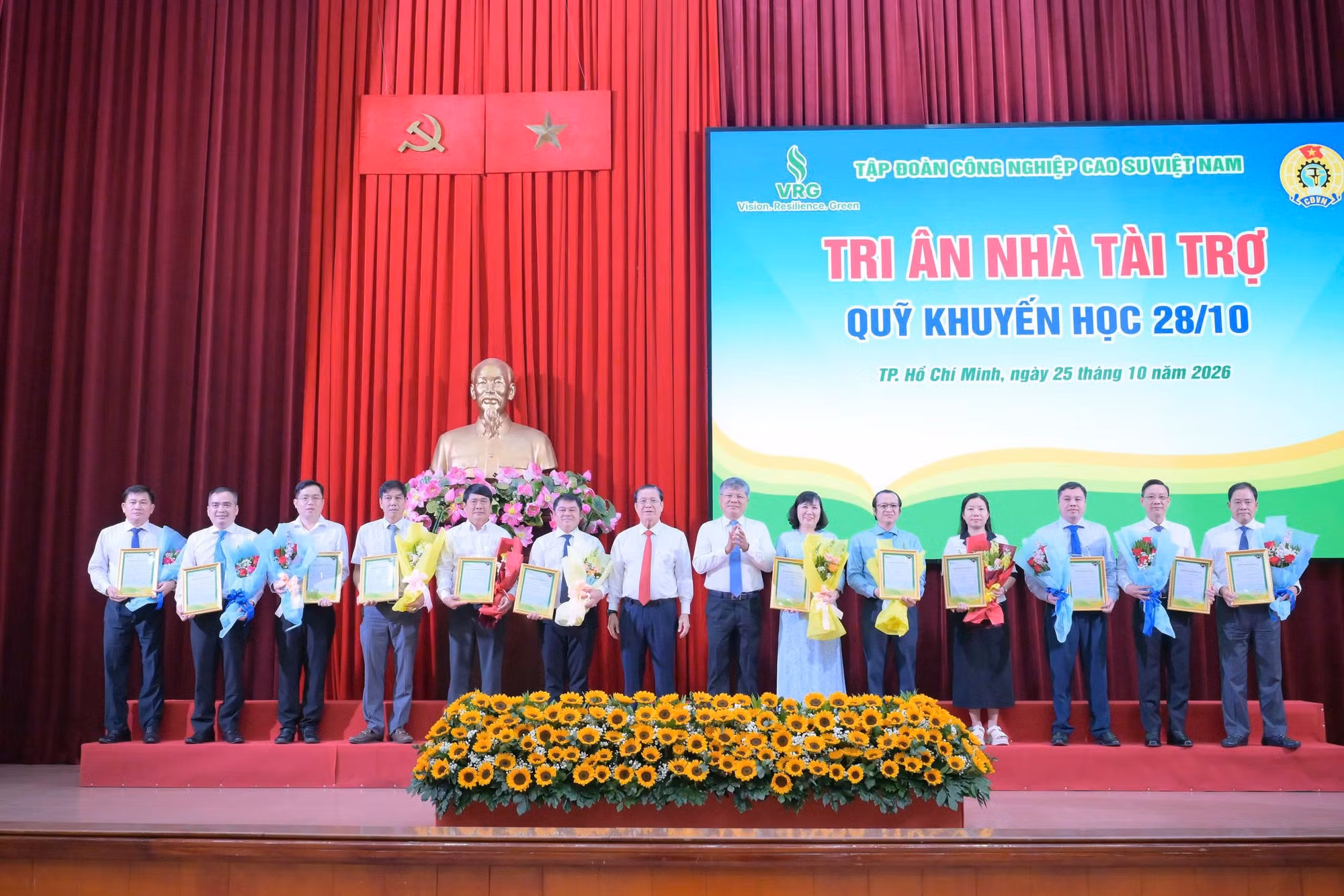 Lãnh đạo VRG tri ân các đơn vị tài trợ và mạnh thường quân đã ủng hộ Quỹ Khuyến học 28/10.