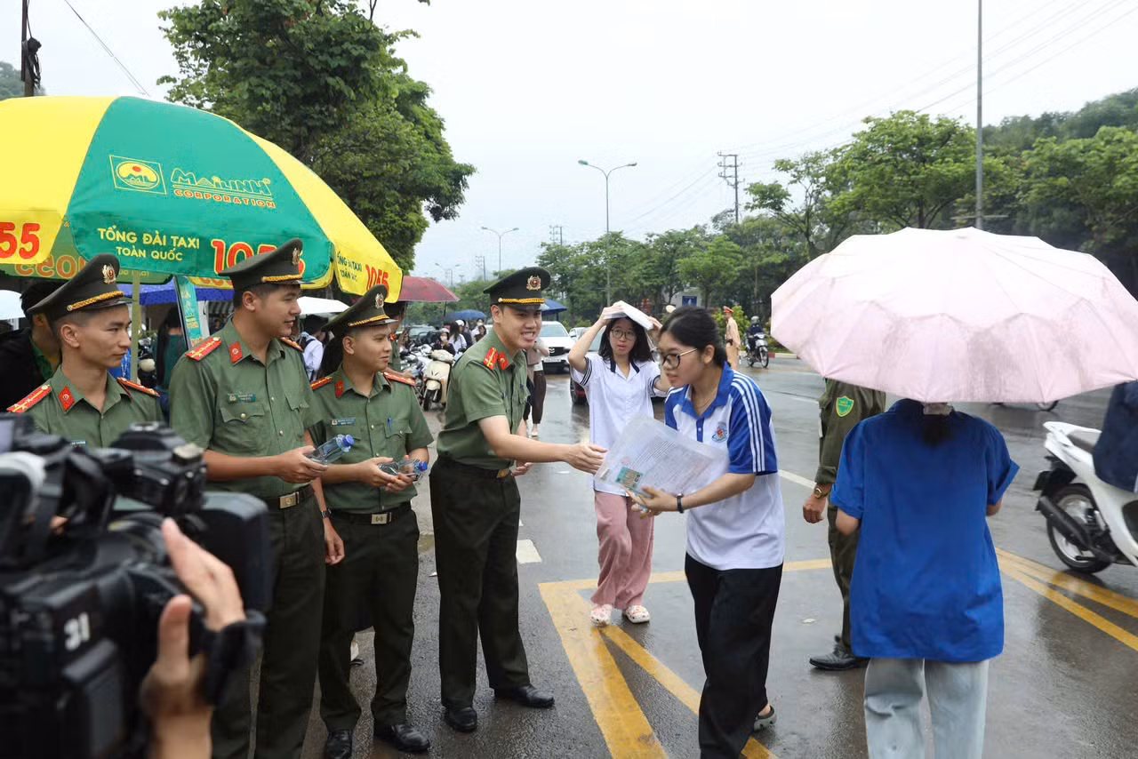 Nhiều em học sinh cảm thấy ấm lòng trước sự động viên của CBCS Công an Sơn La.