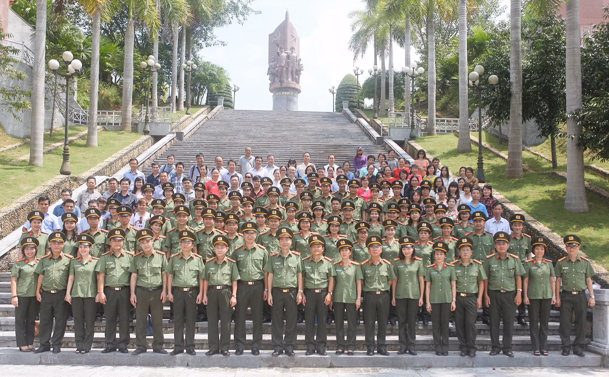 Đoàn đại biểu Báo CAND trước tượng đài Bảo vệ An ninh Tổ quốc (Sơn Dương, Tuyên Quang, ngày 6/8/2016).