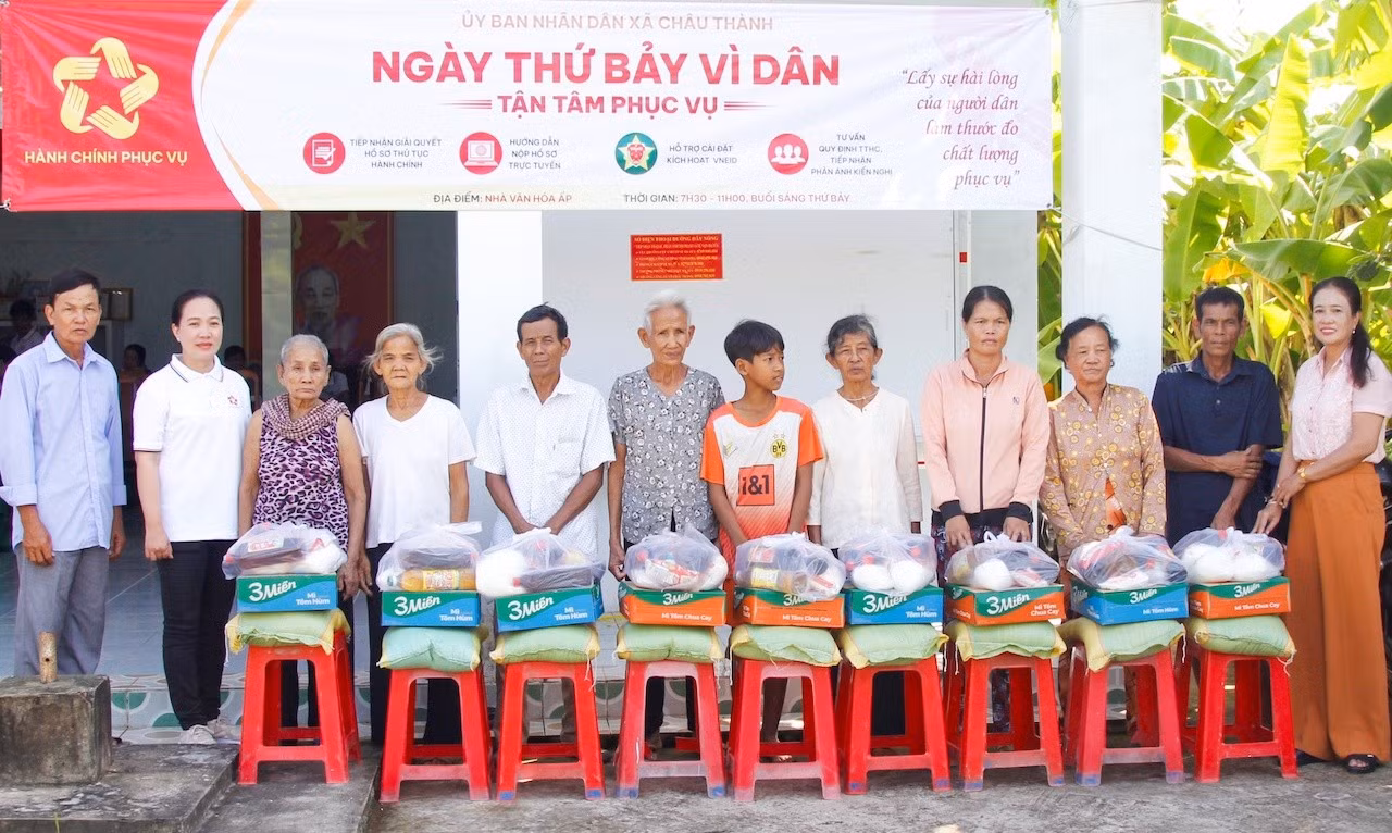 Trung tâm Phục vụ hành chính công xã Châu Thành tổ chức mô hình “Ngày thứ Bảy vì dân”, trao quà tặng các gia đình có hoàn cảnh khó khăn.
