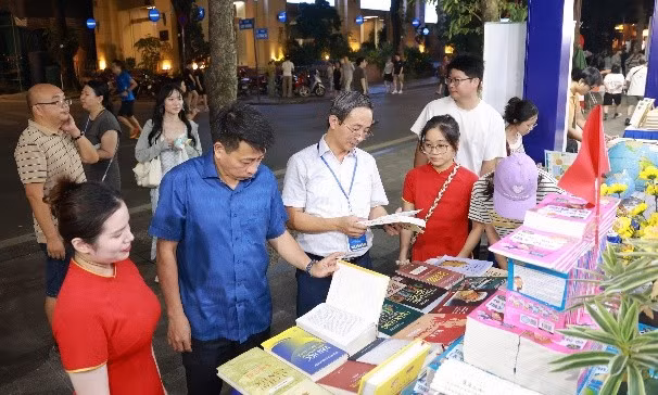 Lãnh đạo NXBGDVN tham quan gian hàng tại Hội sách.