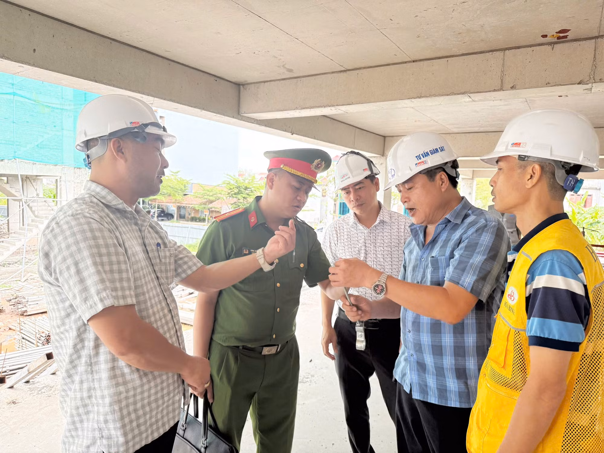 Cán bộ Phòng Cảnh sát PCCC và CNCH hướng dẫn các cơ sở, doanh nghiệp chấp hành các quy định về phòng cháy.