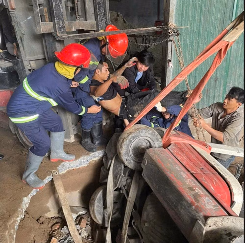 Lực lượng Cảnh sát PCCC và CNCH tham gia chữa cháy và cứu nạn, cứu hộ.