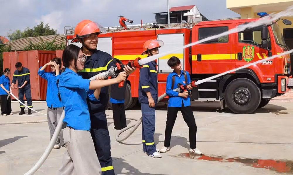 Tuyên truyền, trải nghiệm, thực hành chữa cháy và CNCH tại Trung tâm Giáo dục cộng đồng về PCCC và CNCH phường Tiền Phong.