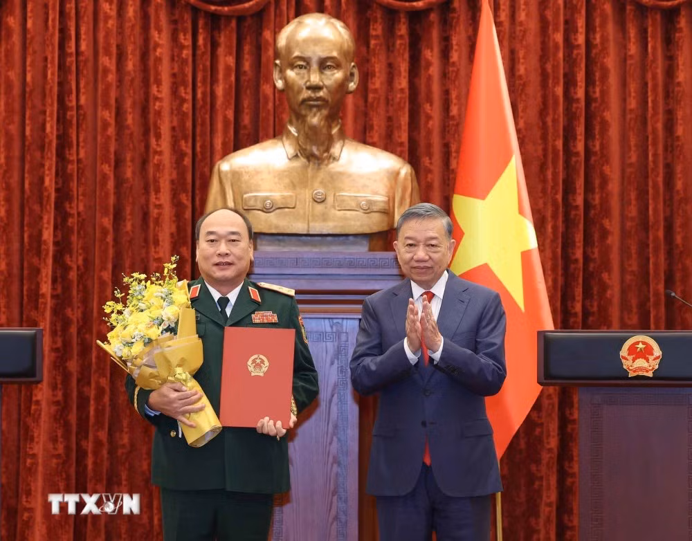 Tổng Bí thư, Chủ tịch nước Tô Lâm trao Quyết định thăng quân hàm từ Trung tướng lên Thượng tướng đối với đồng chí Lê Quang Đạo, Phó Tổng Tham mưu trưởng Quân đội nhân dân Việt Nam. (Ảnh: Thống Nhất/TTXVN)