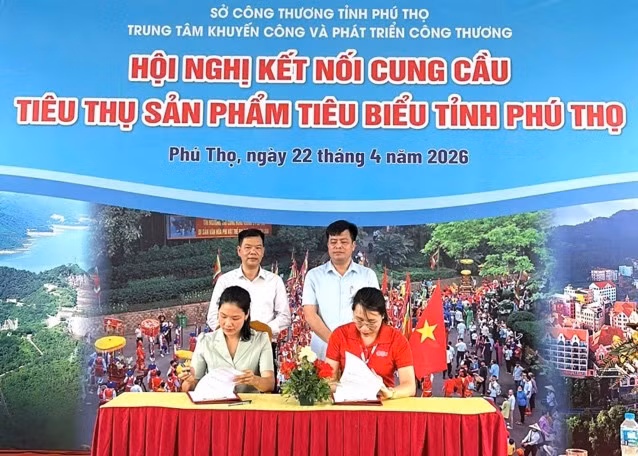 Lãnh đạo Trung tâm eComDX cùng lãnh đạo Trung tâm Khuyến công và Phát triển Công Thương đã chứng kiến Lễ ký kết biên bản ghi nhớ hợp tác về việc thúc đẩy tiêu thụ sản phẩm OCOP trên các sàn thương mại điện tử.
