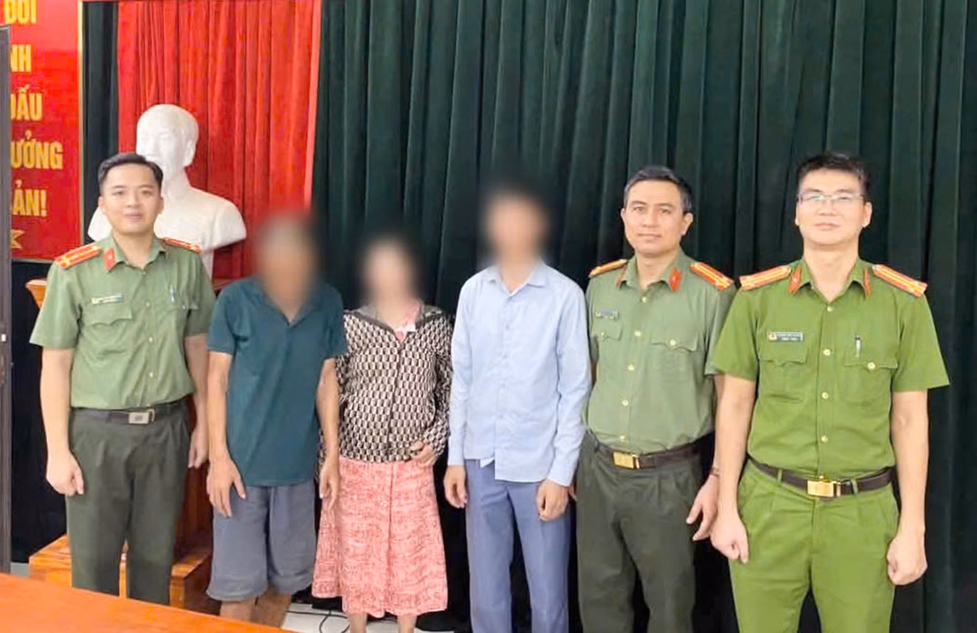 Công an phường An Tường bàn giao anh N.V.S về gia đình an toàn.