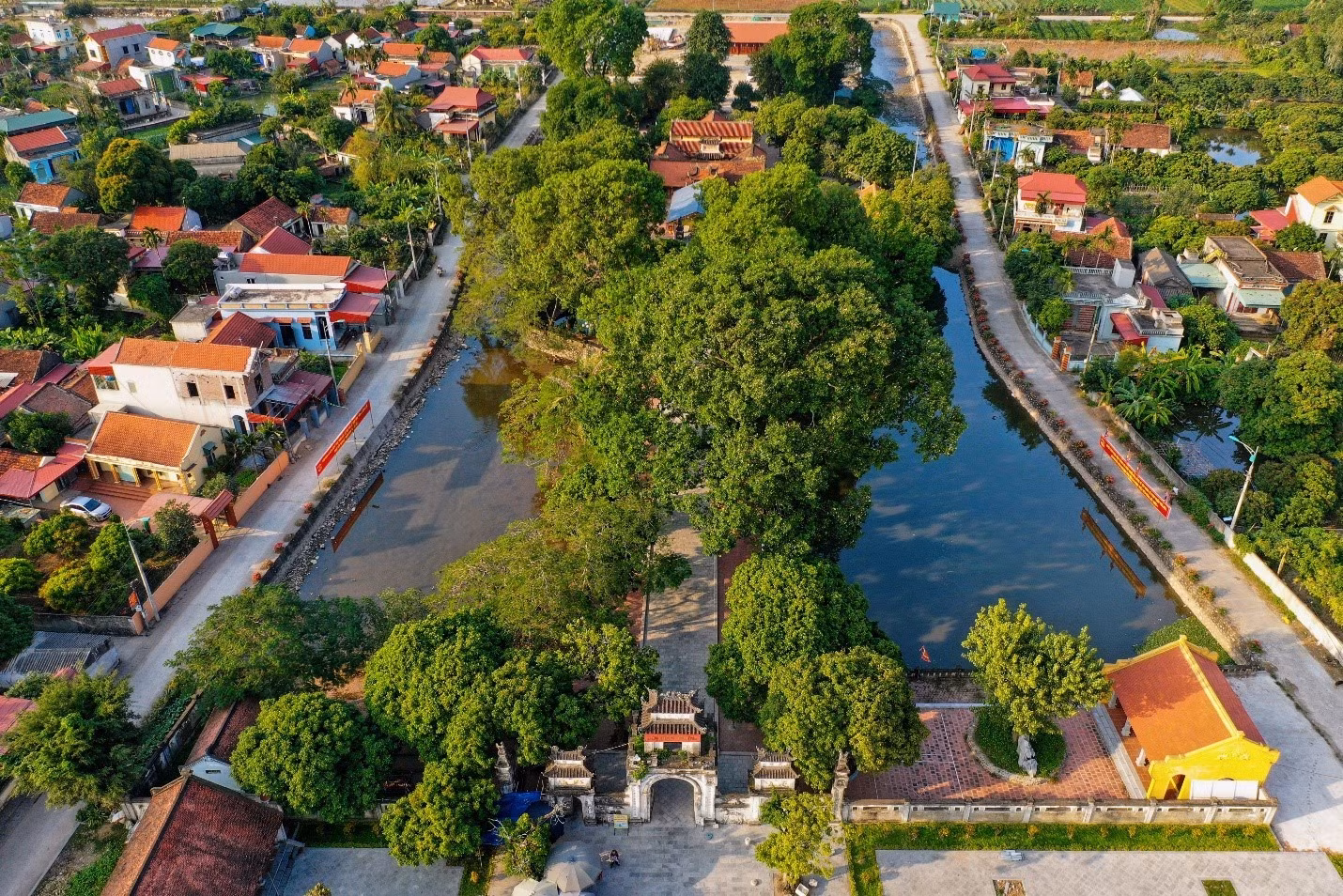 Mê mẩn trước vẻ đẹp cổ kính, linh thiêng của đền Trần Thương.