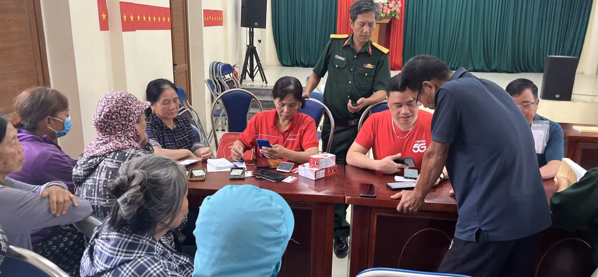 Cán bộ nhân viên Viettel trực tiếp hỗ trợ người dân vùng sâu, vùng xa chuyển đổi sang thiết bị và dịch vụ 4G (Ảnh: Viettel)
