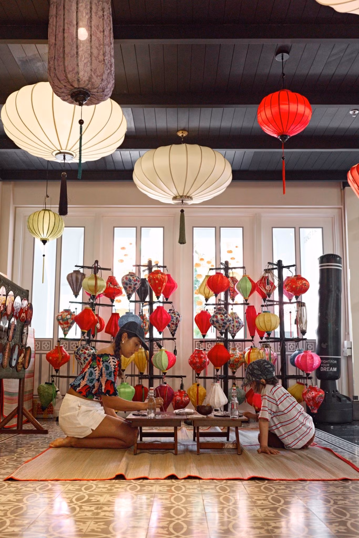 Trải nghiệm làm lồng đèn thủ công tại Kids Club - JW Marriot Phu Quoc, nơi cha mẹ cùng con trẻ gửi gắm niềm vui vào từng sắc màu mùa trăng.