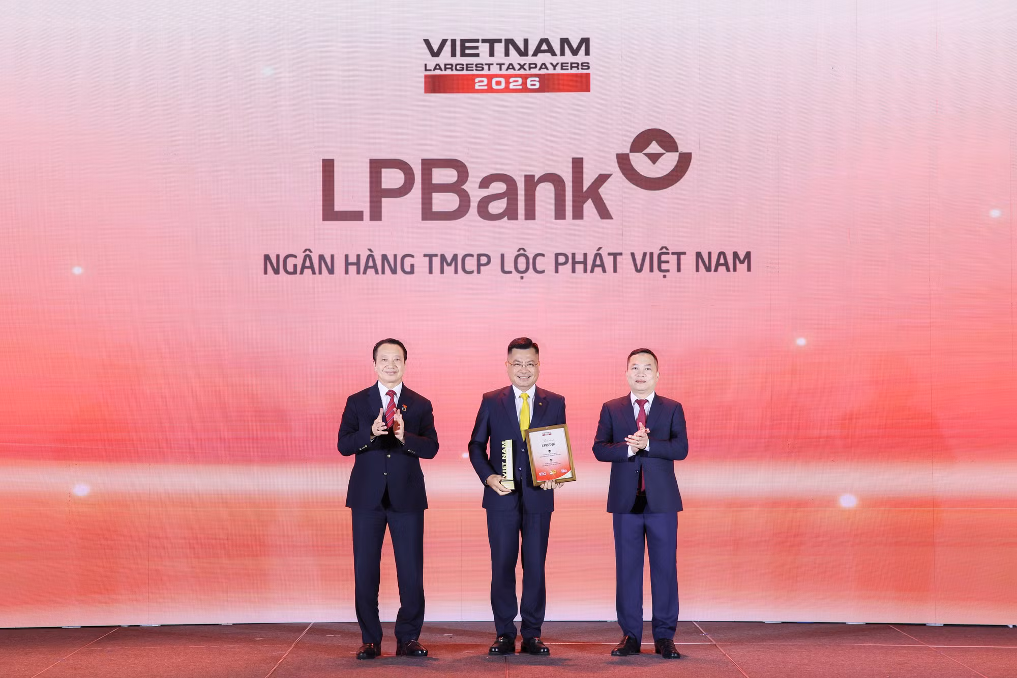 Ông Bùi Thái Hà – Phó Chủ tịch HĐQT LPBank nhận cúp và kỷ niệm chương từ Ban tổ chức.
