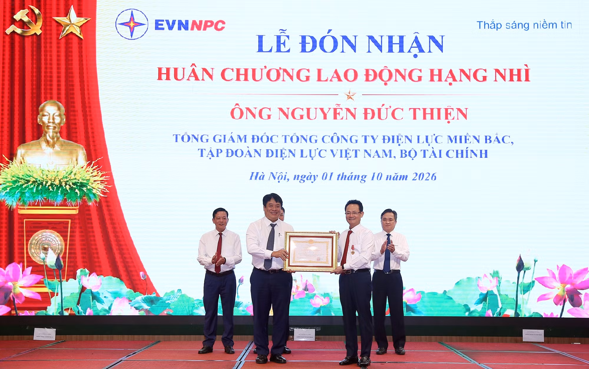 ong-nguyen-anh-tuan-pho-bi-thu-dang-uy-thanh-vien-hdtv-tgd-evn-thua-uy-quyen-cua-chu-tich-nuoc-trao-huan-chuong-lao-dong-hang-nhi-cho-ong-nguyen-duc-thien-tgd-evnnpc.jpg