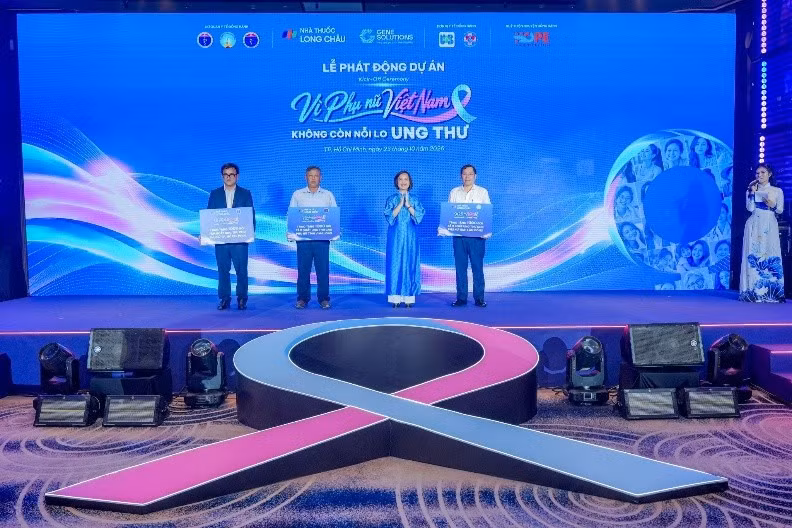 Long Châu trao tặng 3.000 gói khám, tầm soát ung thư, góp phần mở rộng cơ hội tiếp cận dịch vụ y tế cho phụ nữ. Ảnh: Trần Anh