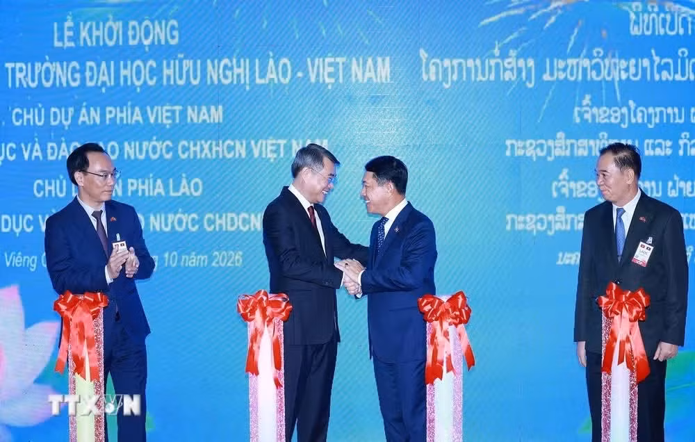 thu-tuong-le-minh-hung-va-thu-tuong-lao-saleumxay-kommasith-du-le-khoi-dong-du-an-truong-dai-hoc-huu-nghi-lao-viet-nam.jpg