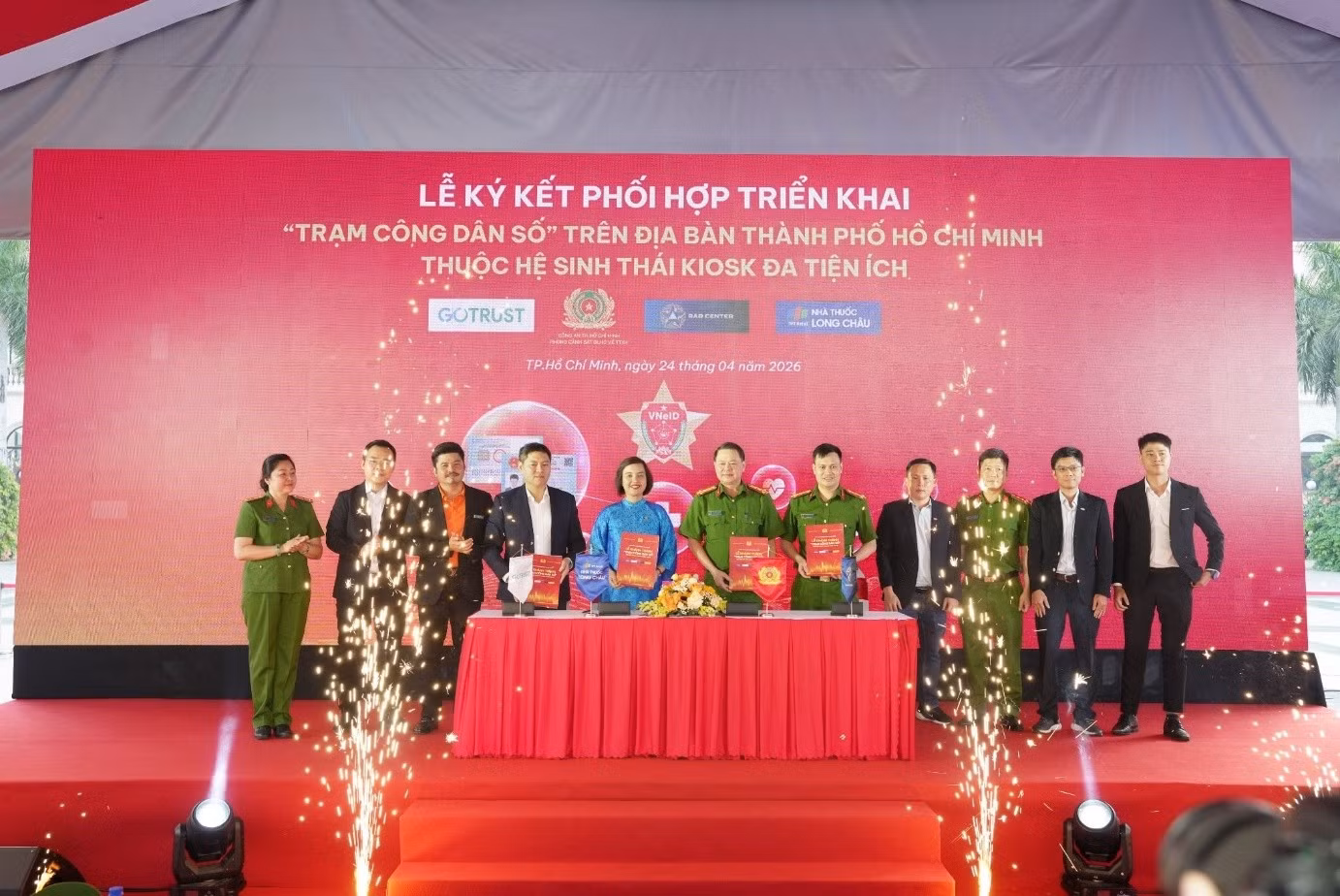Long Châu tiên phong đồng hành Công an Thành phố Hồ Chí Minh phát triển hệ sinh thái đa tiện ích số phục vụ người dân ngay tại nơi sinh sống. Ảnh: Hoàng Khánh
