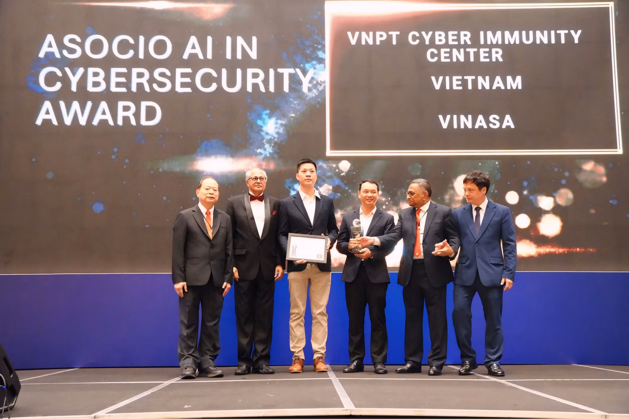 dai-dien-vnpt-cyber-immunity-nhan-giai-ai-in-cybersecurity.jpg