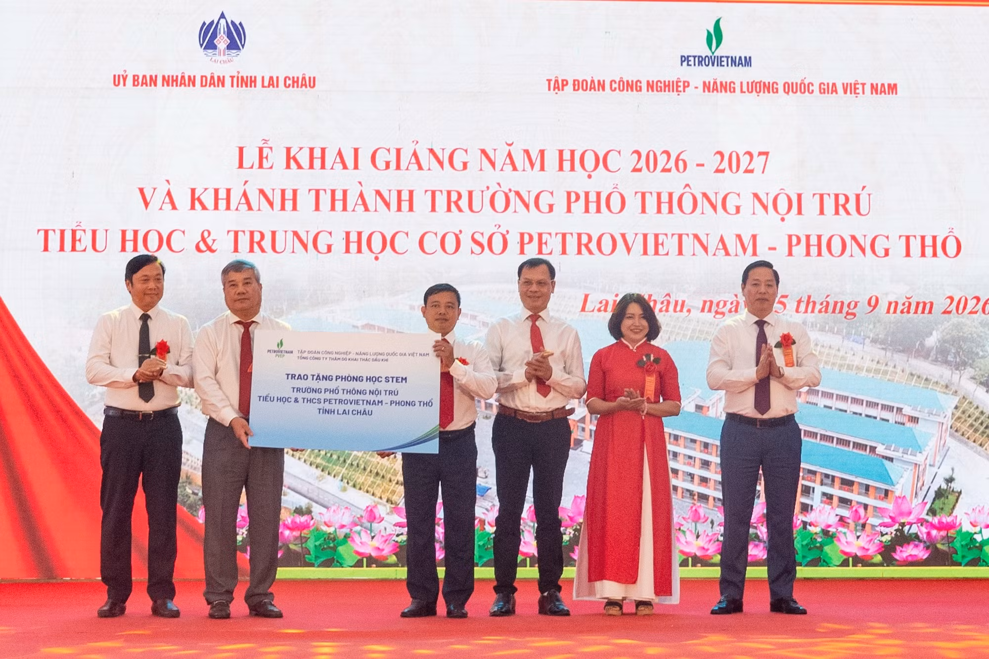 Đồng chí Đỗ Chí Thanh, Phó Tổng giám đốc Petrovietnam trao biển tài trợ Phòng học STEM cho trường PTNT Tiểu học và Trung học cơ sở PETROVIETNAM - Phong Thổ.