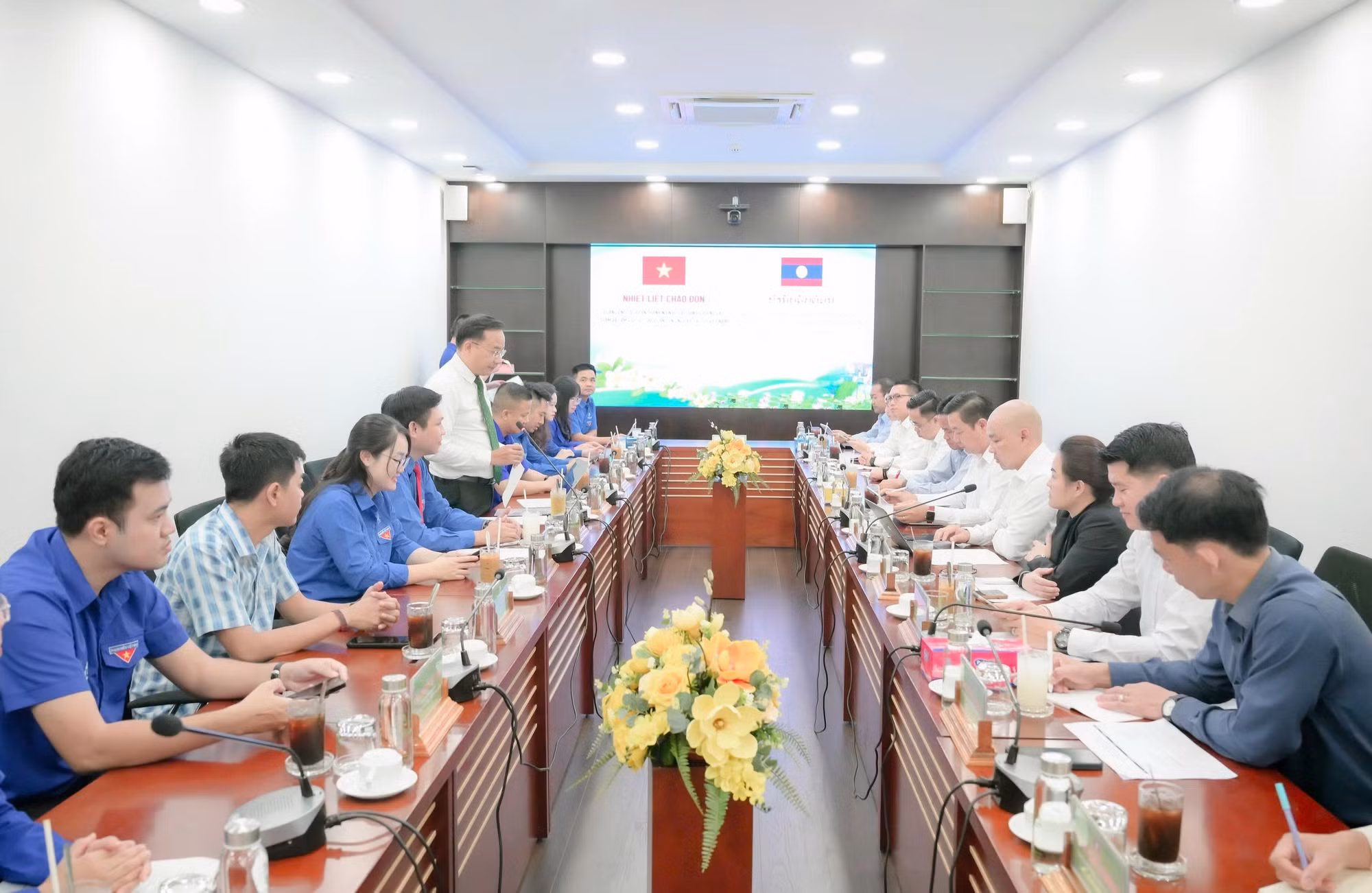 Lãnh đạo VRG và Đoàn Thanh niên Bộ Tài chính Lào trao đổi về những kinh nghiệm trong tổ chức các hoạt động Đoàn, phong trào thanh niên và công tác an sinh xã hội tại địa bàn Lào.