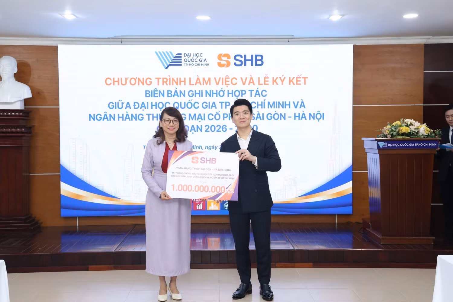 Bên cạnh học bổng cho em Phan Bảo Chấn, SHB cũng trao 1 tỷ đồng cho Chương trình học bổng “Vượt khó học tốt” năm học 2025-2026 của Đại học Quốc gia TP Hồ Chí Minh.