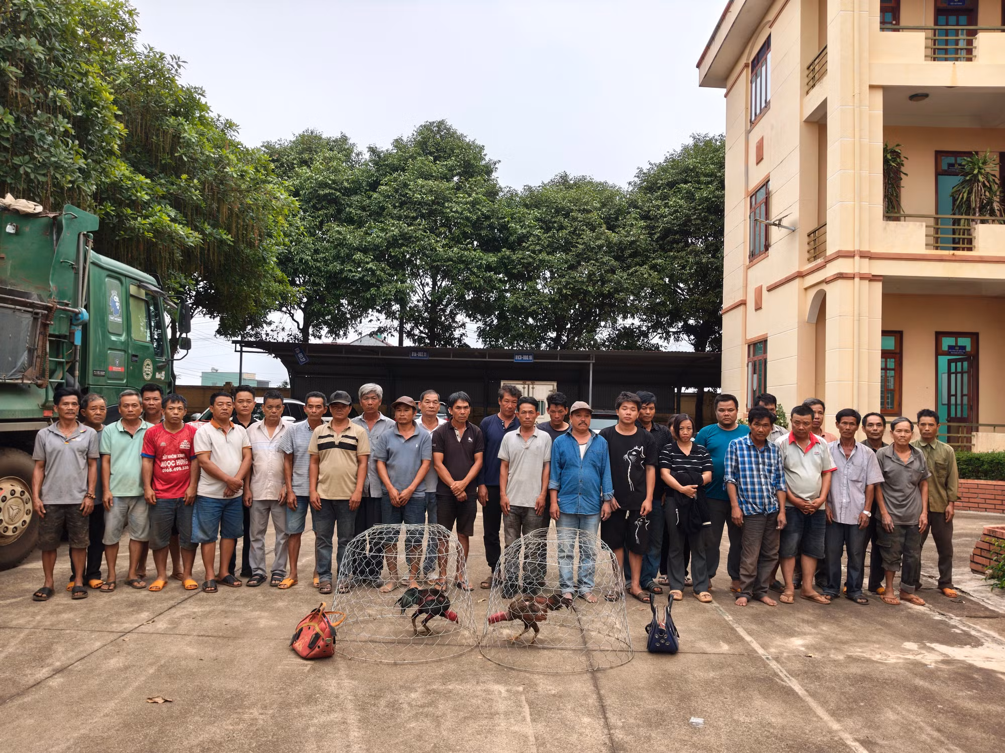 Các đối tượng tham gia xới gà bị bắt giữ. Ảnh: (Đức Huy)