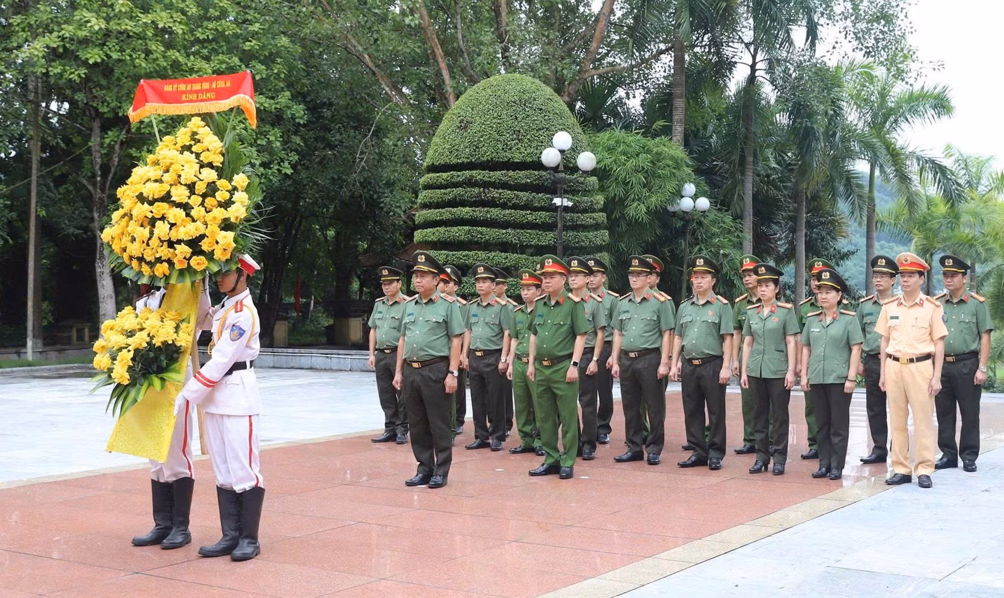 Đoàn đại biểu dâng hoa tại Khu Di tích lịch sử Công an nhân dân.