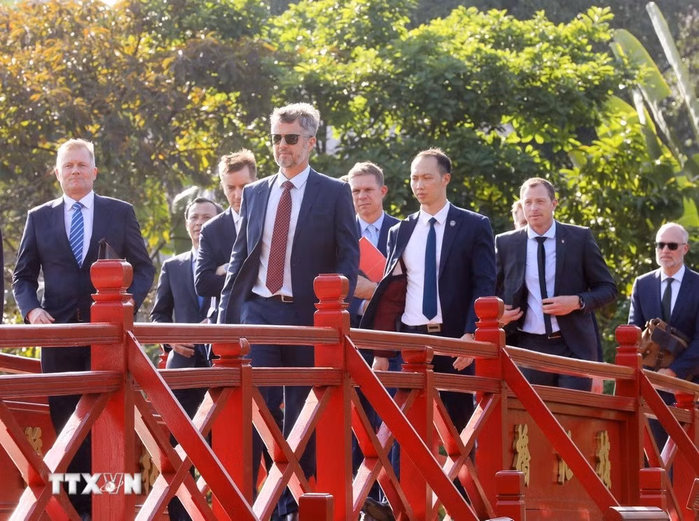 Chiều 1/11/2022, Thái tử kế vị Đan Mạch Frederik (hiện giờ là Nhà Vua Frederik) trên cầu Thê Húc dẫn vào đền Ngọc Sơn. (Ảnh: Lâm Khánh/TTXVN)