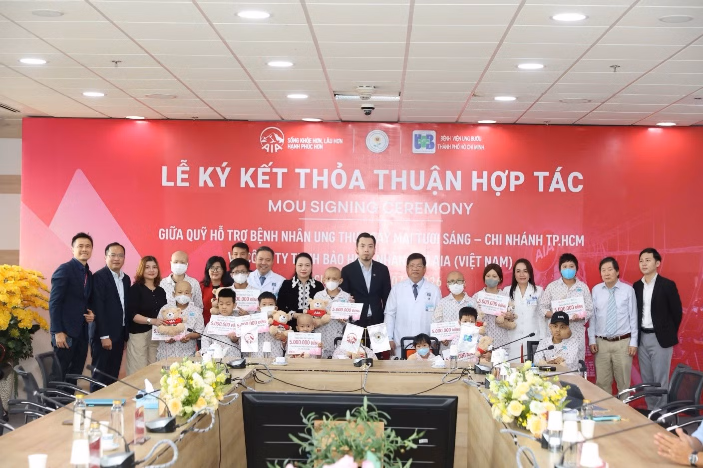 AIA Việt Nam trao hỗ trợ viện phí cho bệnh nhi tại bệnh viện Ung bướu TP. HCM.