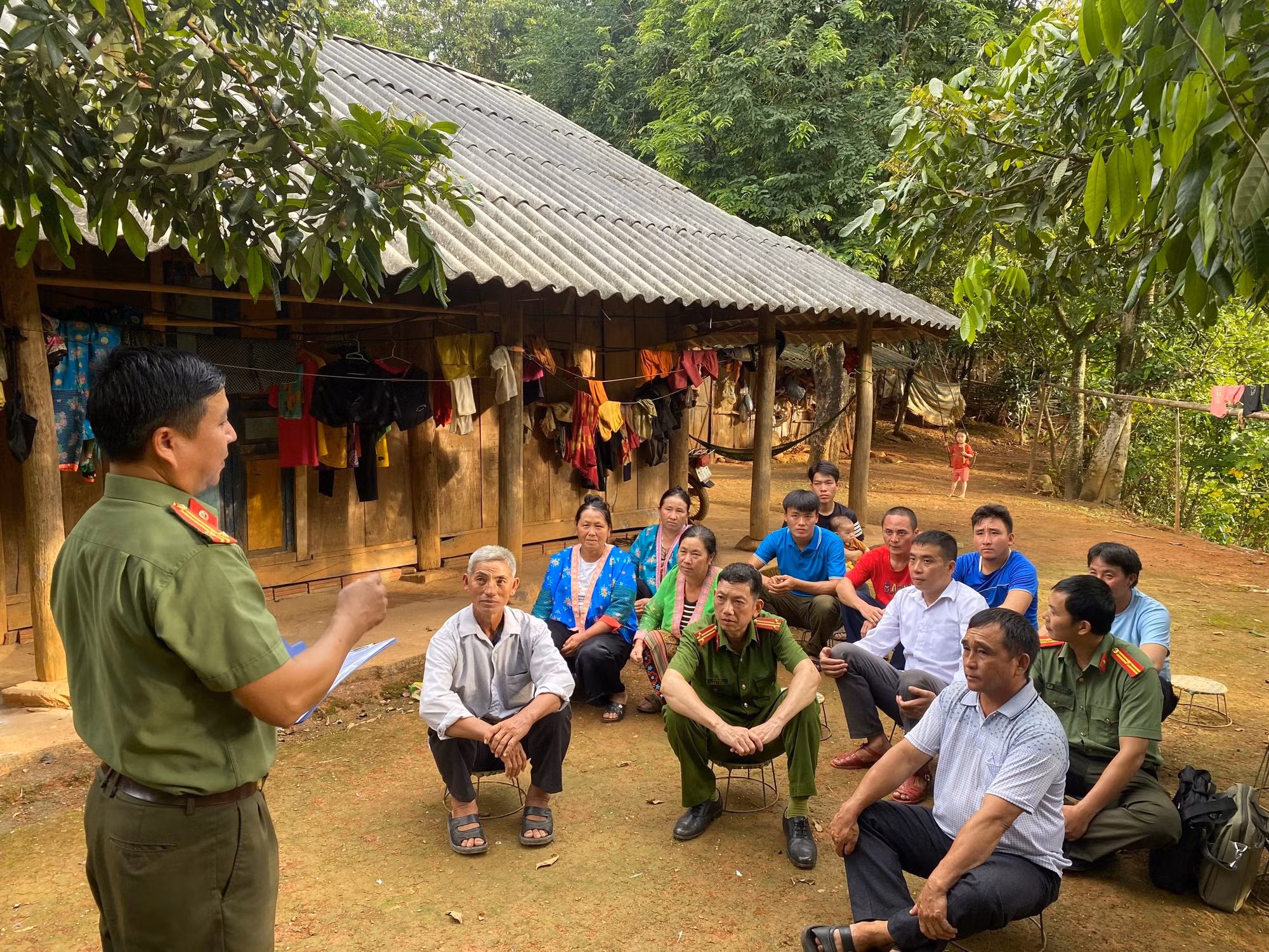 Xuống bản tuyên truyền pháp luật cho nhân dân.