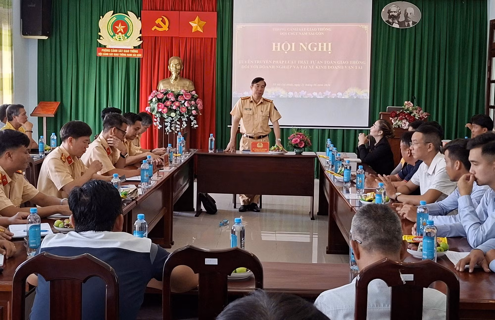 Toàn cảnh hội nghị.