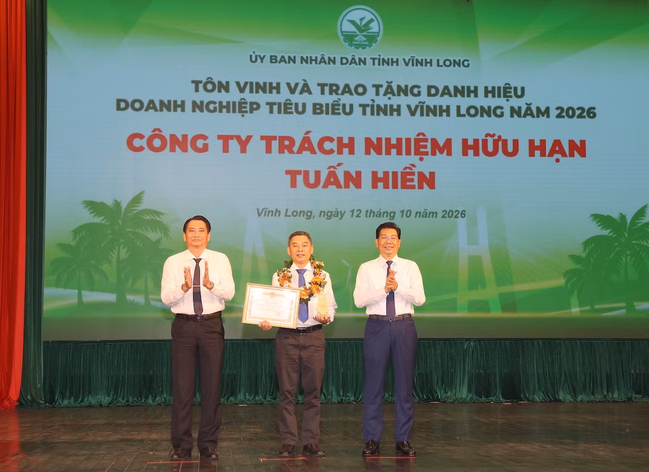 Phó Bí thư Thường trực Tỉnh ủy Vĩnh Long Nguyễn Mạnh Hùng và Phó Chủ tịch UBND tỉnh Vĩnh Long Nguyễn Quỳnh Thiện trao danh hiệu Doanh nghiệp tiêu biểu tỉnh Vĩnh Long năm 2026.