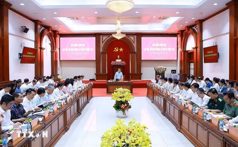 Thủ tướng Lê Minh Hưng làm việc với Ban Thường vụ Tỉnh uỷ Đồng Tháp. (Ảnh: Dương Giang/TTXVN)