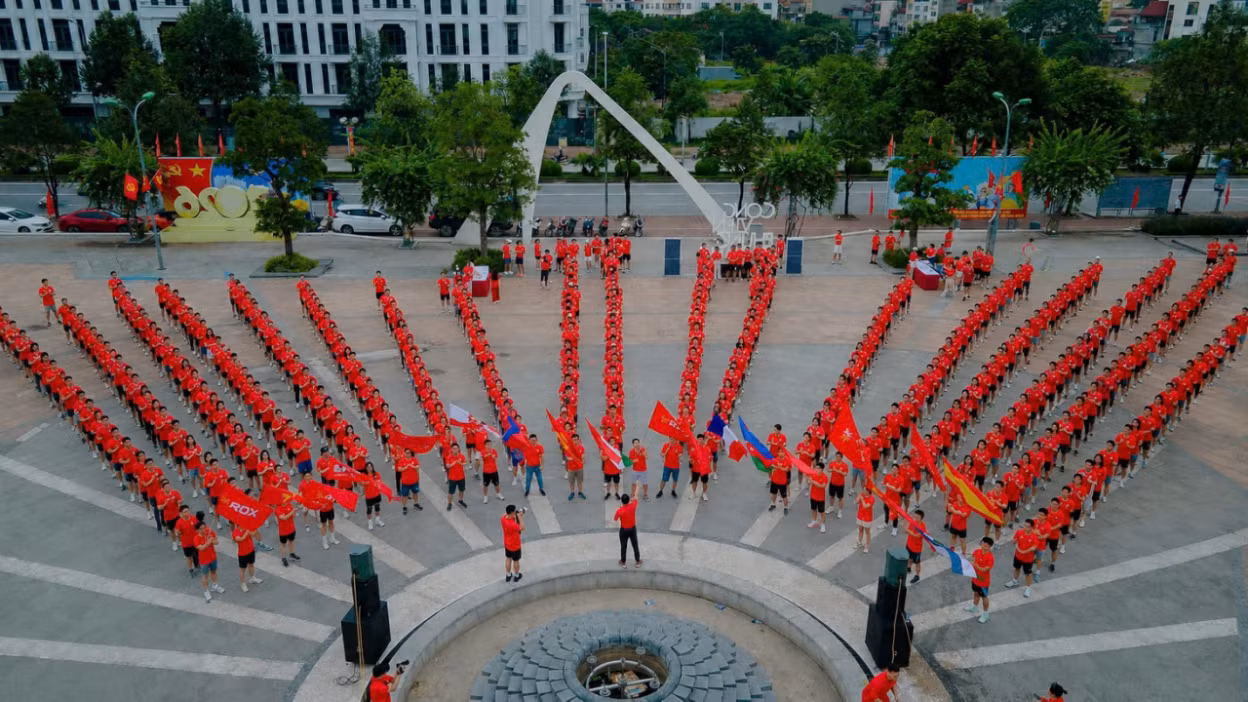 Người ROX cùng nhau chạy dưới ánh bình minh.