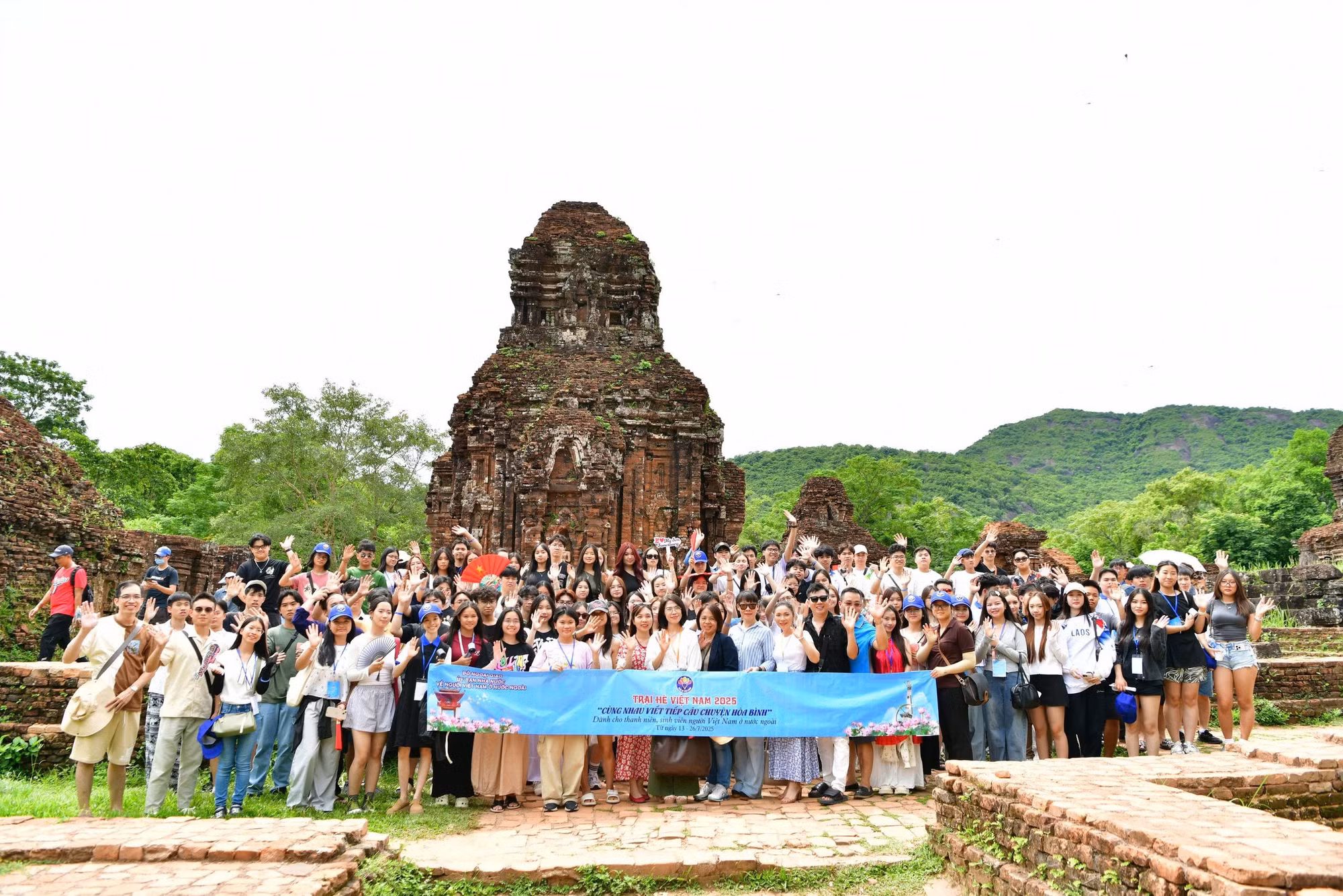 Trại hè Việt Nam là hoạt động do Ủy ban Nhà nước về người Việt Nam ở nước ngoài, Bộ Ngoại giao chủ trì, phối hợp với các bộ, ngành và địa phương tổ chức.