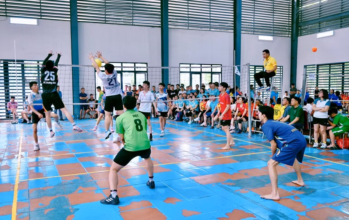 Môn thi đấu bóng chuyền tại Đại hội TDTT phường Vĩnh Phúc.