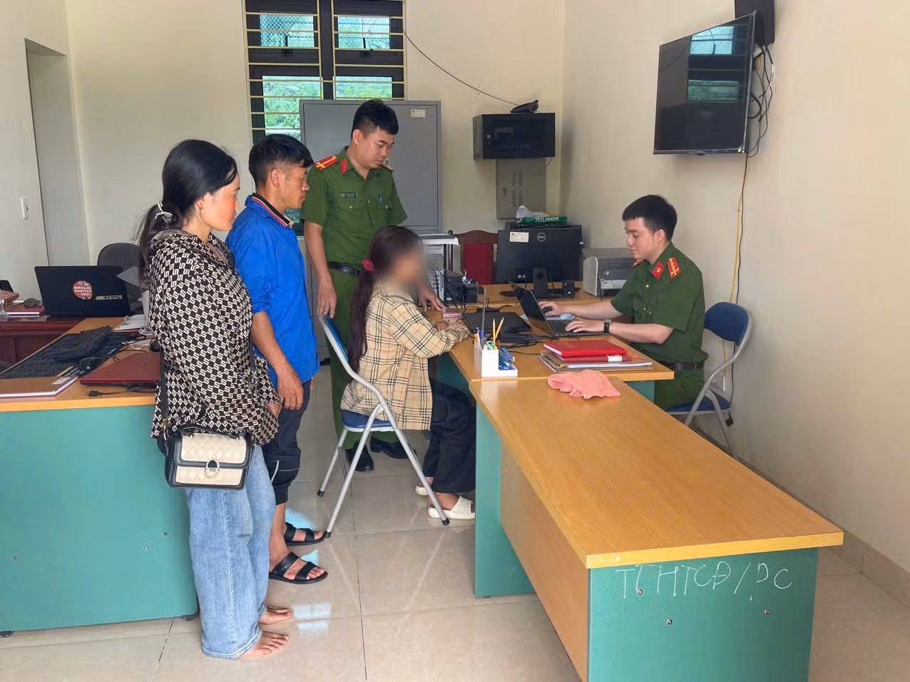 Công an xã Bản Xèo tuyên truyền, động viên thiếu niên trở về nhà.