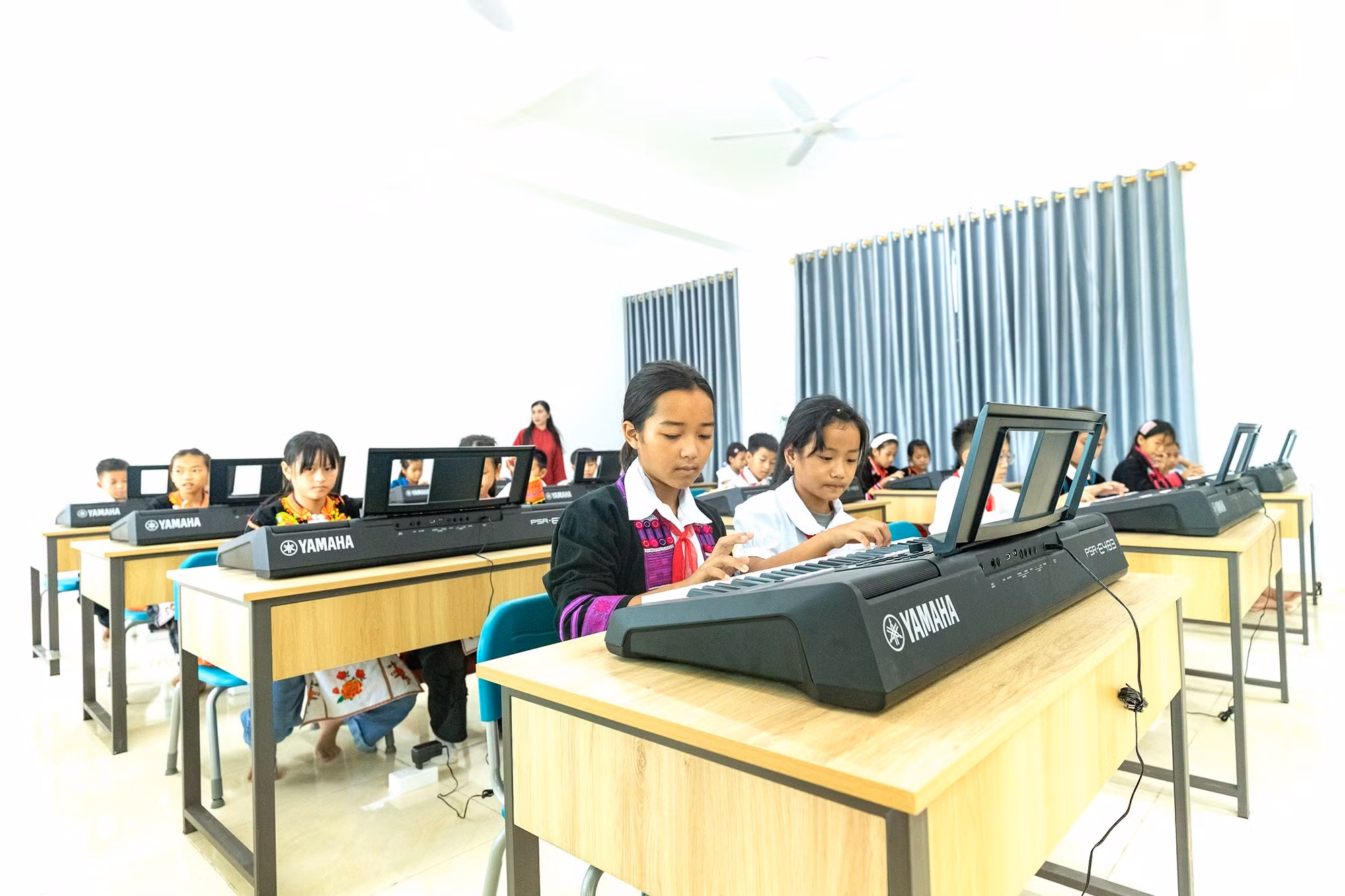 Các em học sinh trong giờ học Âm nhạc.