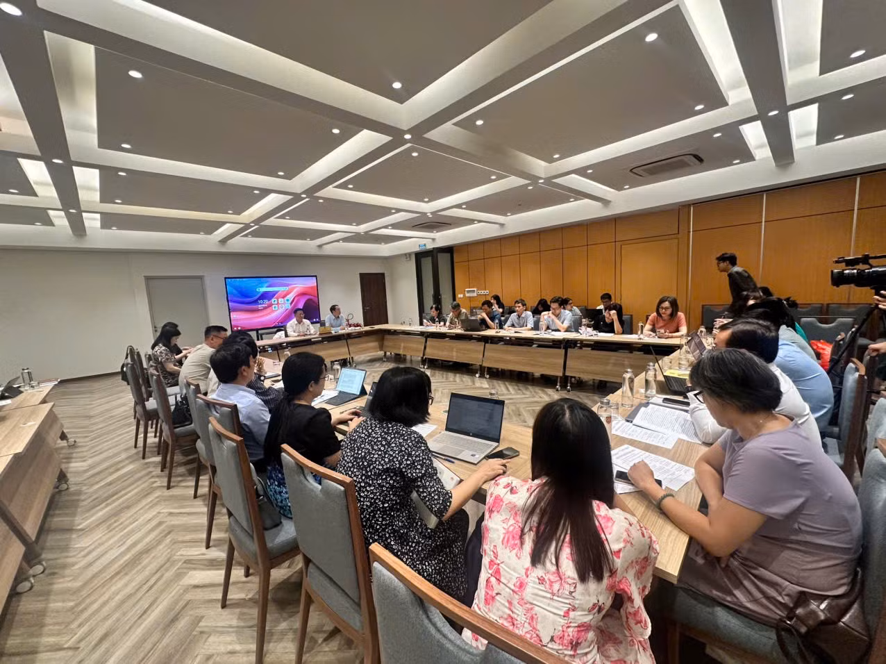 Các đại biểu tham dự cuộc họp.