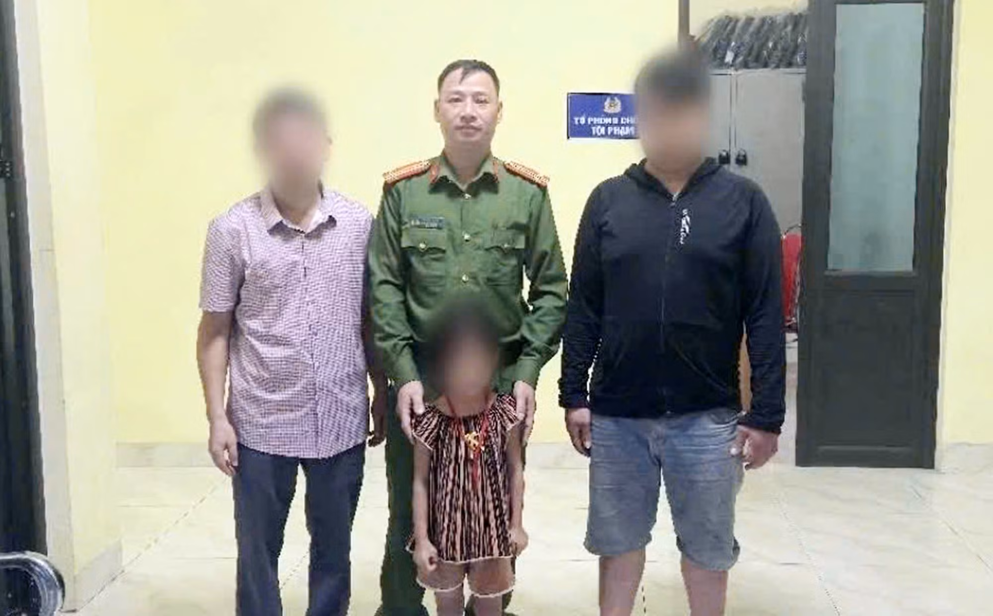 Công an xã Niêm Sơn bàn giao cháu S.T.S về gia đình.