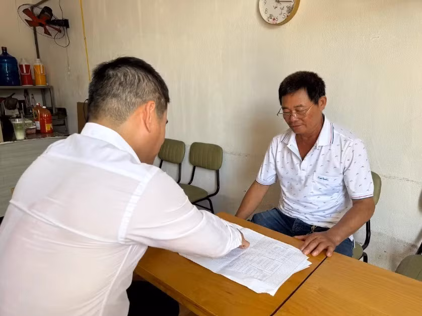 Ông Quỳnh (phải) đang tìm hiểu về các vị trí việc làm trong công trường để giới thiệu cho con cháu.