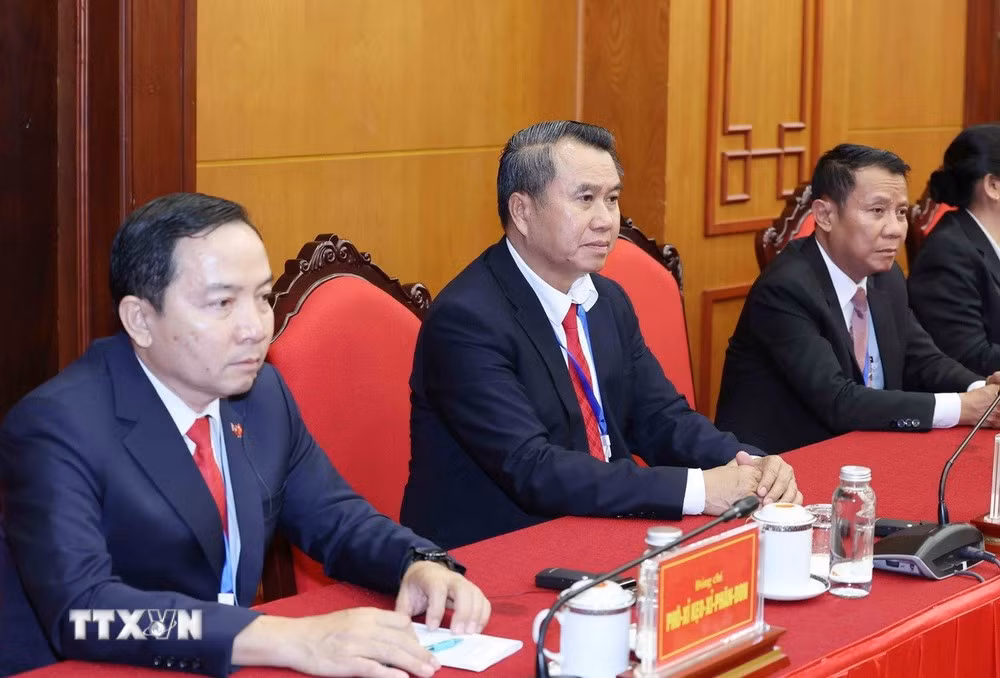 Các đồng chí cán bộ cấp Thứ trưởng và tương đương của Đảng Nhân dân Cách mạng Lào tại buổi tiếp. (Ảnh: Phương Hoa/TTXVN)