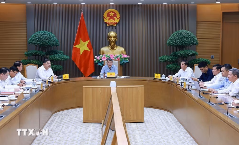 Thủ tướng Lê Minh Hưng chủ trì họp tháo gỡ khó khăn, vướng mắc, đẩy nhanh tiến độ các dự án giao thông trọng điểm. (Ảnh: Dương Giang/TTXVN)