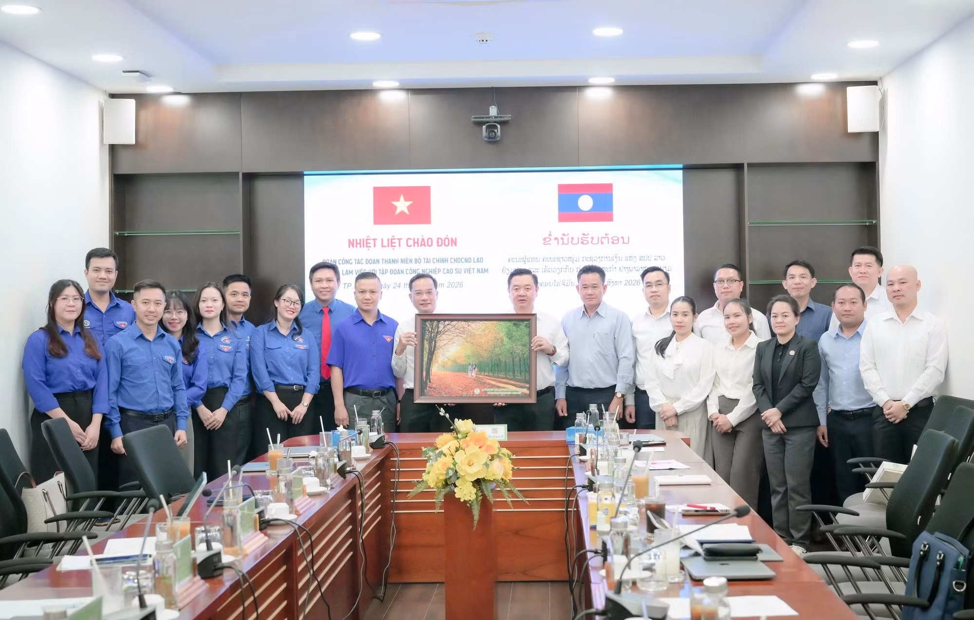 Đồng chí Trần Như Hùng - Phó Tổng Giám đốc VRG trao quà lưu niệm đoàn công tác Đoàn Thanh niên Bộ Tài chính Lào.